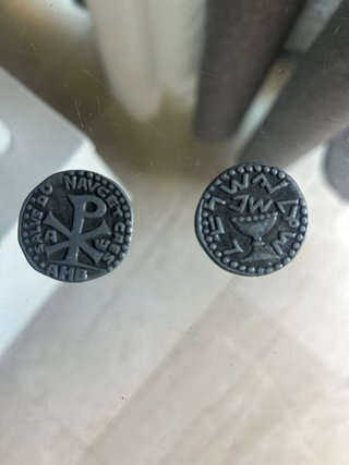 Monedas antiguas con símbolos
