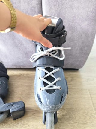 Patines en línea grises