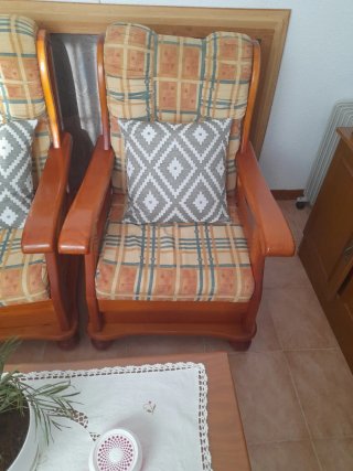 Sillones vintage provenzales y mesa centro madera