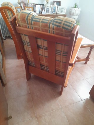 Sillones vintage provenzales y mesa centro madera
