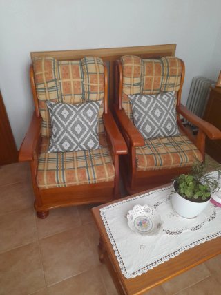 Sillones vintage provenzales y mesa centro madera
