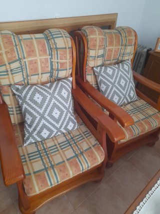 Sillones vintage provenzales y mesa centro madera