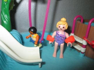 Piscina Playmobil con figuras
