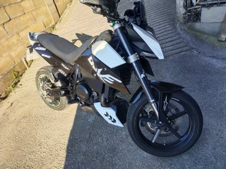 KTM 690 Duke Blanca y Negra