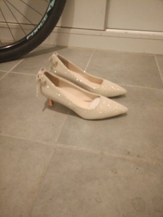 Zapatos tacón medio dorados talla 39