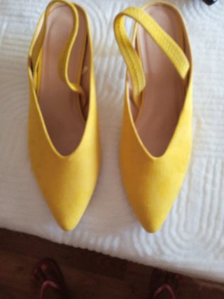 Zapatos elegantes amarillos