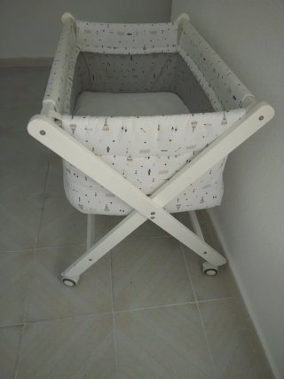 Cuna de bebé con colchón