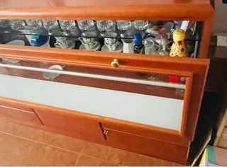 Elegante aparador de madera y cristal