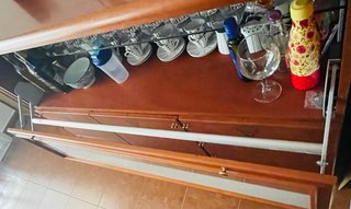 Elegante aparador de madera y cristal