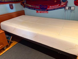 Letto con struttura articolata, sommiere a doghe in legno di faggio, materasso Tempur