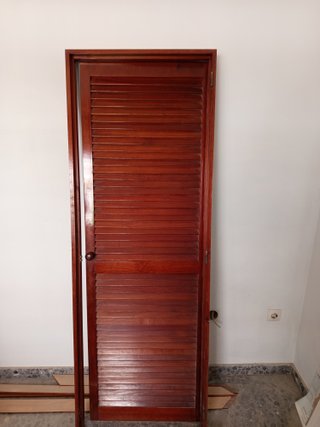 Puerta de madera con marco
