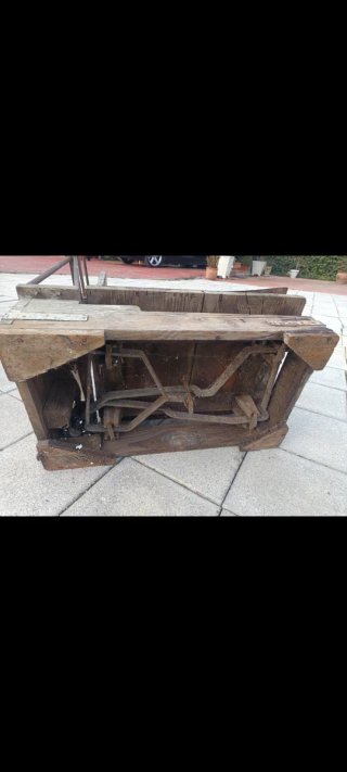 Báscula antigua de madera y metal  más de 100 años