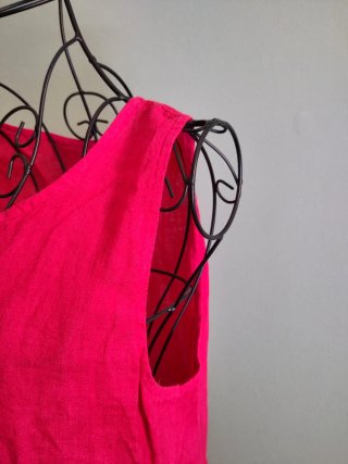 Top in lino rosso con bottoni