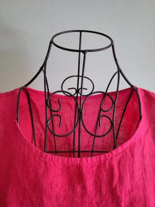 Top in lino rosso con bottoni