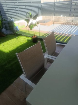 Mesa y sillas de jardín