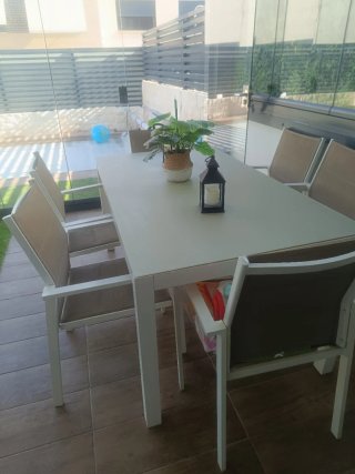 Mesa y sillas de jardín