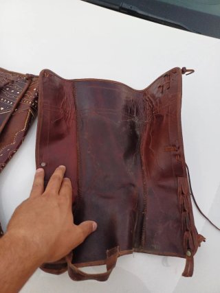 Polainas de cuero con flecos y bordados