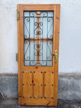 Puerta rústica madera con reja forja
