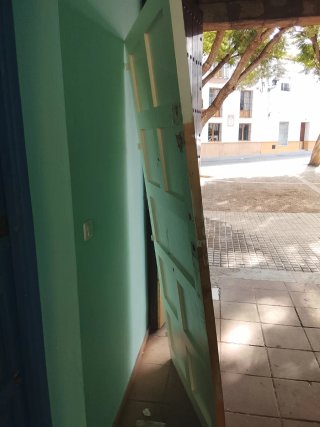 Puerta azul de madera estilo cuartel