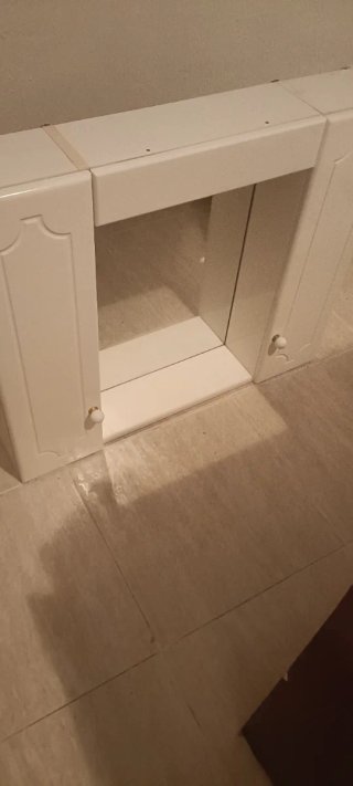 Mueble de baño blanco con espejo