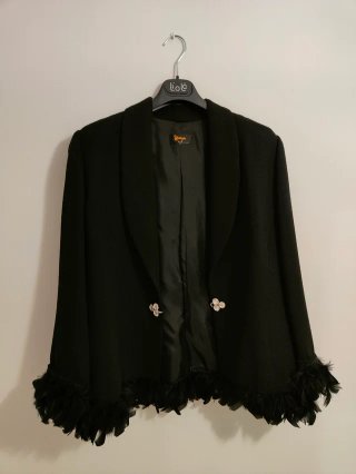 Chaqueta de lana negra alta costura.