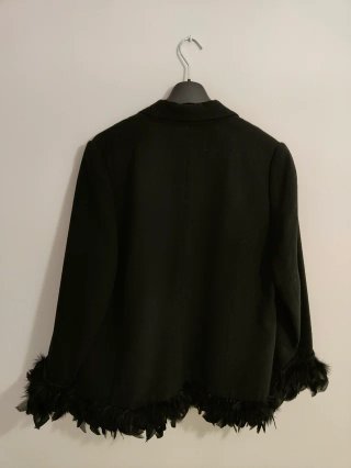 Chaqueta de lana negra alta costura.