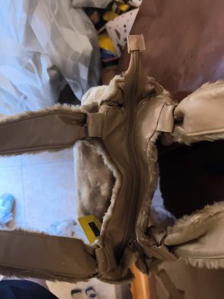 Bolso de pelo beige y dorado