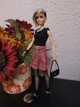 Muñeca con pelo rubio y negro