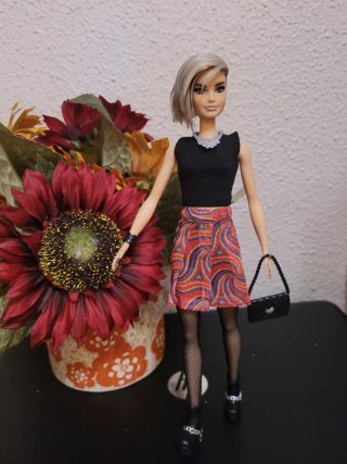 Muñeca con pelo rubio y negro