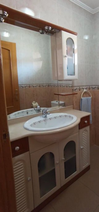Mueble de baño beige y marrón