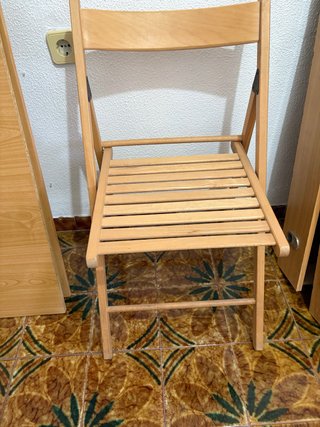 Silla plegable de madera Tengo  3 5€ cada una