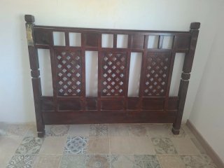Cabecero de madera maciza tallada