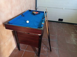 Futbolín con patas de  95 x 53. Y billar+hockey