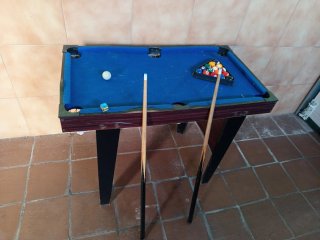 Futbolín con patas de  95 x 53. Y billar+hockey