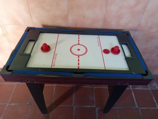 Futbolín con patas de  95 x 53. Y billar+hockey