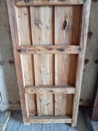 Puerta Antigua Madera Maciza con Clavos