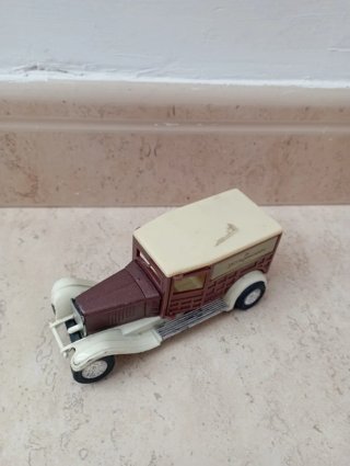 Coche de juguete antiguo