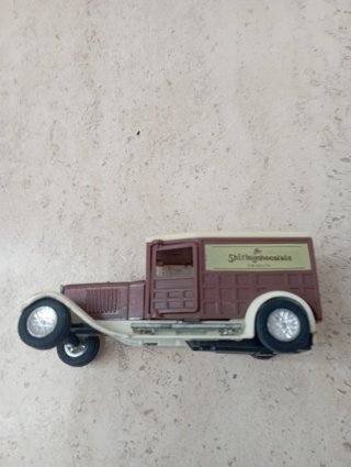 Coche de juguete antiguo