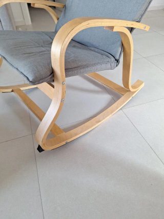 Silla mecedora de madera y tela