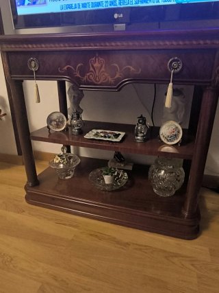 Mesa de TV de madera oscura