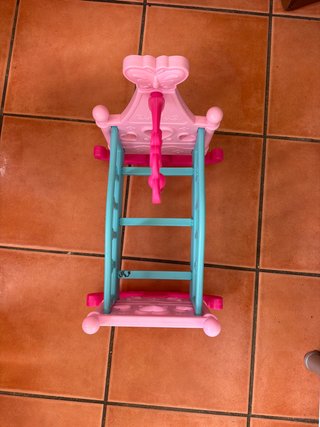 Cuna de muñeca rosa y turquesa