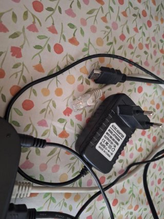 TV Box P+ con mando y cables