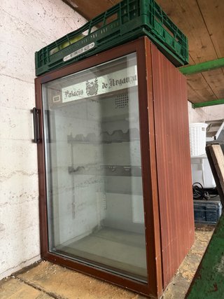 Botellero de madera con puerta de cristal