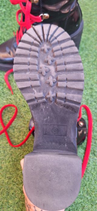 Botines charol negros cordones rojos