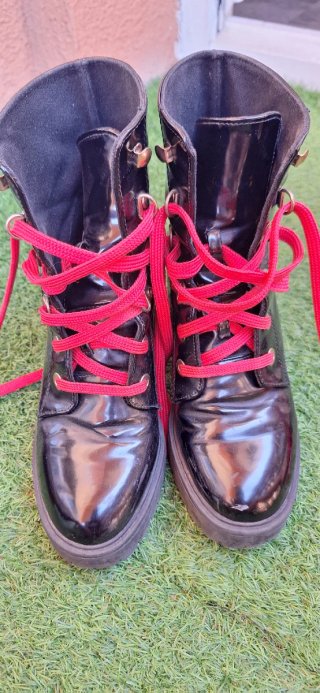 Botines charol negros cordones rojos