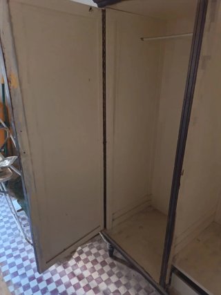 Armario de madera oscuro vintage