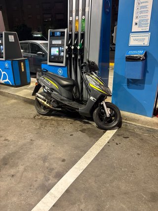 Kymco Vitality Scooter Negra y Amarilla