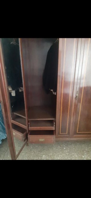 Armario antiguo de madera con marquetería