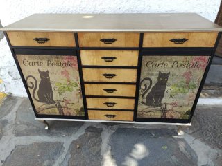 Aparador vintage con design di gatto