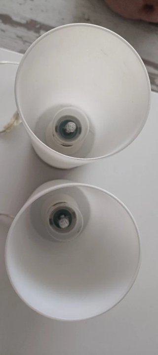 2 Lámparas de Mesa Plateadas y Blancas